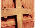 Krzyż znaleziony na cmentarzu w Dziechlinie podczas czyszczenia
