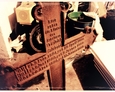 Krzyż znaleziony na cmentarzu w Dziechlinie podczas czyszczenia