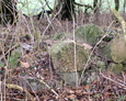 Kamienie, okalające teren cmentarza