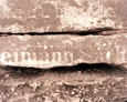 Fragmenty płyt nagrobnych w murach szkoły