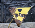 Ostrzegawczy znak radioaktywności przy antenach systemu Duga w Czarnobylu-2