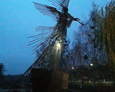 Pomnik „Dmącego anioła” – Memoriał "Gwiazdy Piołun", wzniesiony z okazji 25. rocznicy katastrofy w mieście Czarnobyl. Jego symbolika nawiązuje do cytatu z Biblii o końcu świata z Apokalipsy św. Jana. Zrobiony jest z prętów pochodzących z elektrowni
