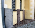 Płyty nagrobne przytwierdzone do wschodniej ściany kościoła.