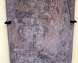 Płyta nagrobna przytwierdzona do ściany kościoła w Łebie
