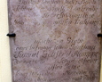 Płyta nagrobna przytwierdzona do ściany kościoła w Łebie
