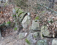 Typowy dla ewangelickich cmentarzy kamienny murek
