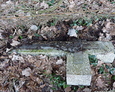 Krzyż, który odkopaliśmy spod ziemi i sterty liści