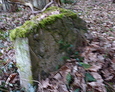 Pozostałości starych nagrobków poza terenem cmentarza