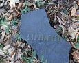 Fragment zniszczonej płyty nagrobnej