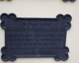 Żeliwna tablica na ścianie kościoła