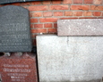 Zachowane fragmenty niemieckich nagrobków