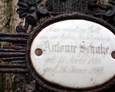 Porcelanowa tabliczka z widoczną inskrypcją