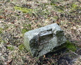 Pęknięta kamienna podstawa pod krzyż