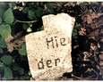 Fragmenty płyt nagrobnych na terenie dawnego kirkutu w Lęborku