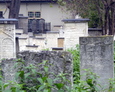 Wolnostojące nagrobki na cmentarzu Remuh