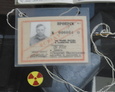 Znaczek radioaktywności przy zdjęciach oznacza, że dana osoba już nie żyje