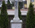 Jeden z kamiennych nagrobków na cmentarzu przykościelnym w Przodkowie