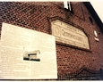 Odnaleziona tablica na ścianie szkoły w Żarnowcu