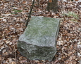 Fragment zniszczonego pomnika nagrobnego
