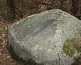 Kamienny obelisk, upamiętniający zmarłą matkę