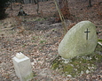 Jeden z kamieni usytuowany zaraz przy wejściu na cmentarz