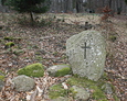 Kolejny kamień przy wejściu na cmentarz
