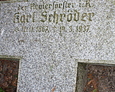 Widoczna inskrypcja wskazuje, że pochowany tu został leśnik Karl Schröder