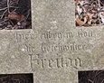 Napis wskazuje, iż należy do zmarłego rodzeństwa Freitag