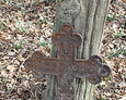 Oparty o kamienny postument jeden z zachowanych krzyży żeliwnych