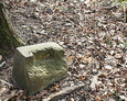 Fragment zachowanego kamiennego postumentu pod żeliwny krzyż