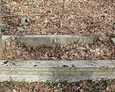 Kamienna rama mogiły wskazująca miejsce pochówku