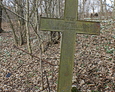 Żeliwny krzyż na kamiennym cokole
