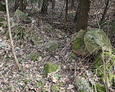 Fragment kamiennego ogrodzenia otaczającego teren cmentarza