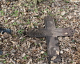 Odnaleziony fragment żeliwnego krzyża