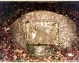 Podkomorzyce - kamień z widocznym miejscem po (najprawdopodobniej) tablicy pamiątkowej/inskrypcyjnej