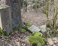 Poprzewracane kamienie pochodzące ze ścian kaplicy