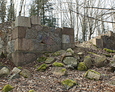 Ruiny kaplicy grobowej. Wyraźnie widoczne wejście do grobowca