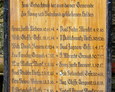Drewniana tablica niegdyś znajdująca się na pomniku; dziś przechowywana w miejscowym kościele (fot. Warcisław Machura)