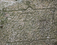 Zbliżenie napisu na kamieniu pamiątkowym