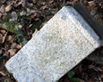 Kamienny postument pod krzyż żeliwny