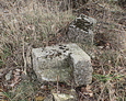 Fragmenty nagrobków znajdujące się tuż przed cmentarzem