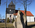 Kościół parafialny pod wezwaniem Matki Boskiej Częstochowskiej; na pierwszym planie pomnik poległych w I wojnie światowej