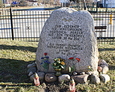 Głaz upamiętniający zmarłych mieszkańców Łupawy, pochowanych niegdyś na istniejącym na tym terenie cmentarzu