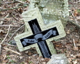 Zniszczony krzyż granitowy
