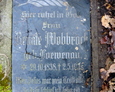 Jedna z zachowanyc tablic inskrypcyjnych na przewróconej kamiennej tablicy nagrobnej