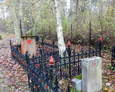 Groby ogrodzone charakterystycznymi żeliwnymi ogrodzeniami