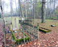 Nagrobki na radzieckim cmentarzu (ewidentnie widać nawiązania do niemieckiej sztuki funeralnej)