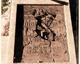 Damnica - cmentarz komunalny (kamienny nagrobek z rozbitą tablicą)