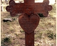 Damnica - cmentarz komunalny (zdobiony krzyż żeliwny z sercem pośrodku)