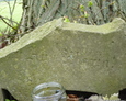 Fragment zniszczonego kamiennego krzyża